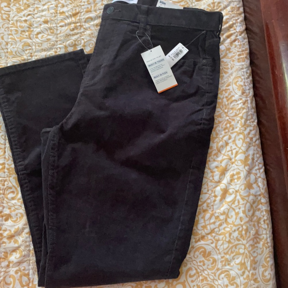 Men’s slim corduroy pants.